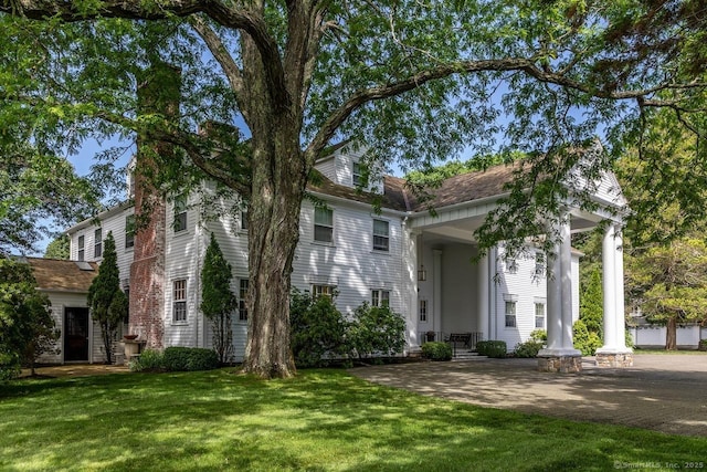 view of front of house with a front lawn