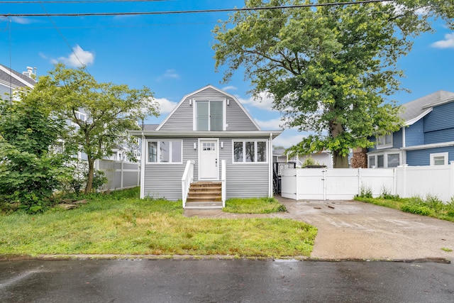 34 2nd Ave, East Haven, CT 06512 - view of front of property featuring a gate and a gambrel roof