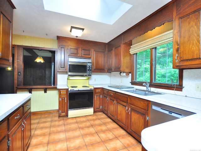 3 Carriage Dr, Canton, CT 06019 - kitchen featuring stainless steel appliances, a skylight, light countertops, and tasteful backsplash