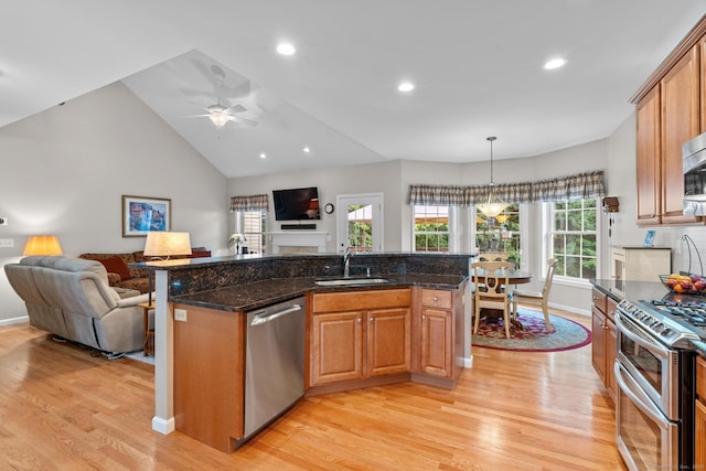 25 Quarry Ln Unit 25, Berlin, CT 06037 - kitchen featuring stainless steel appliances, open floor plan, light wood finished floors, a ceiling fan, and recessed lighting