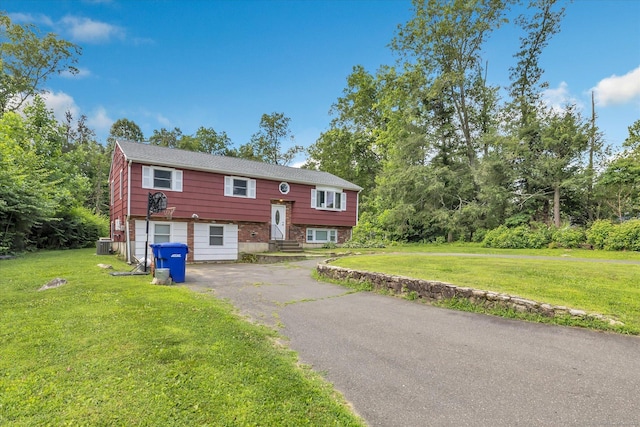 3 Old Hemlock Rd, Brookfield, CT 06804 - raised ranch featuring driveway, entry steps, and a front yard
