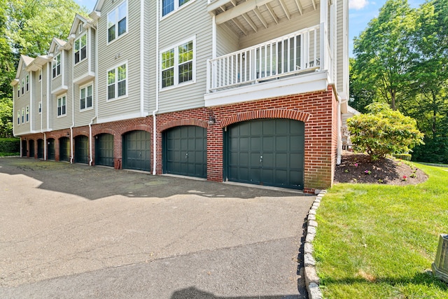 306 Hadley Dr Unit 306, Trumbull, CT 06611 - garage with asphalt driveway
