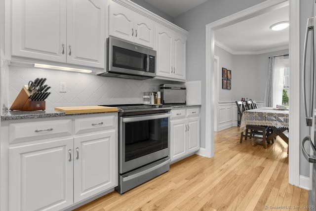 47 Bradford Walk Unit 47, Farmington, CT 06032 - kitchen featuring appliances with stainless steel finishes, crown molding, white cabinetry, decorative backsplash, and light wood-style flooring