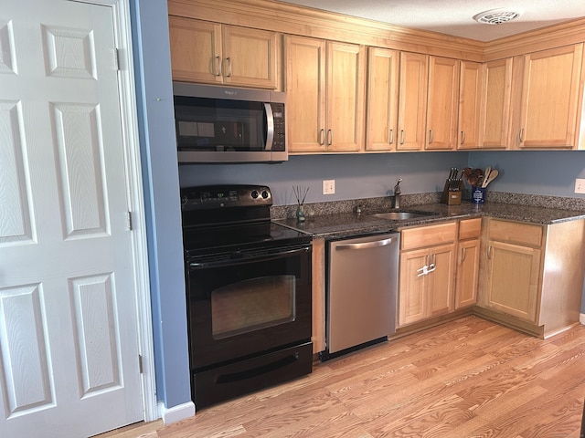 14 Lakeside Dr Unit Q, Ledyard, CT 06339 - kitchen with stainless steel appliances, light wood-type flooring, and dark stone countertops