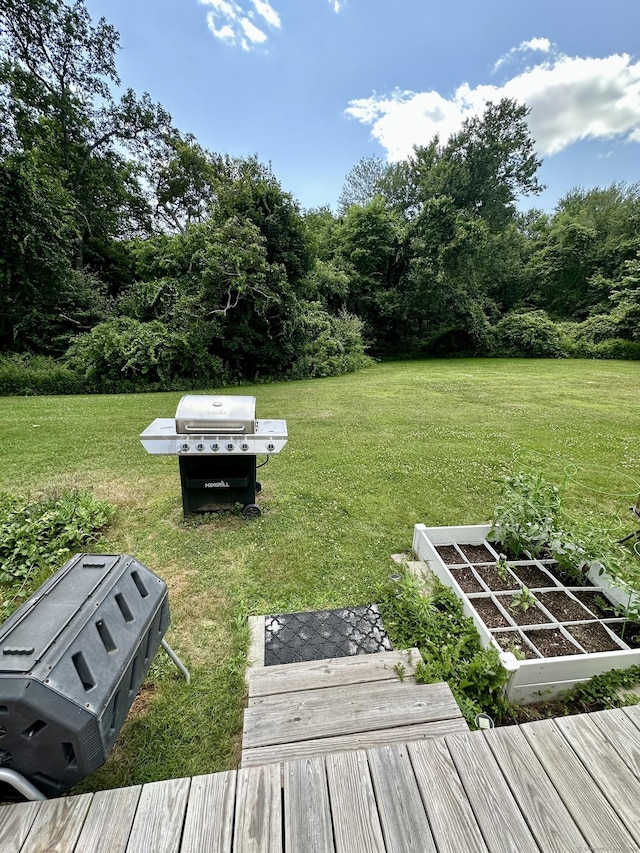 14 Lakeside Dr Unit Q, Ledyard, CT 06339 - view of green lawn with a garden