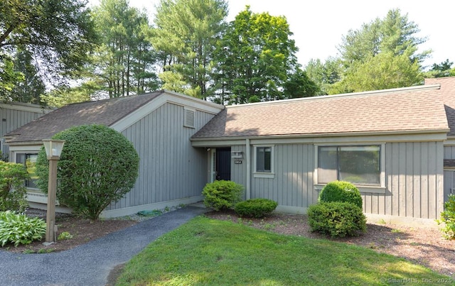 648 Heritage Vlg Unit A, Southbury, CT 06488 - view of front of home featuring a shingled roof and a front yard