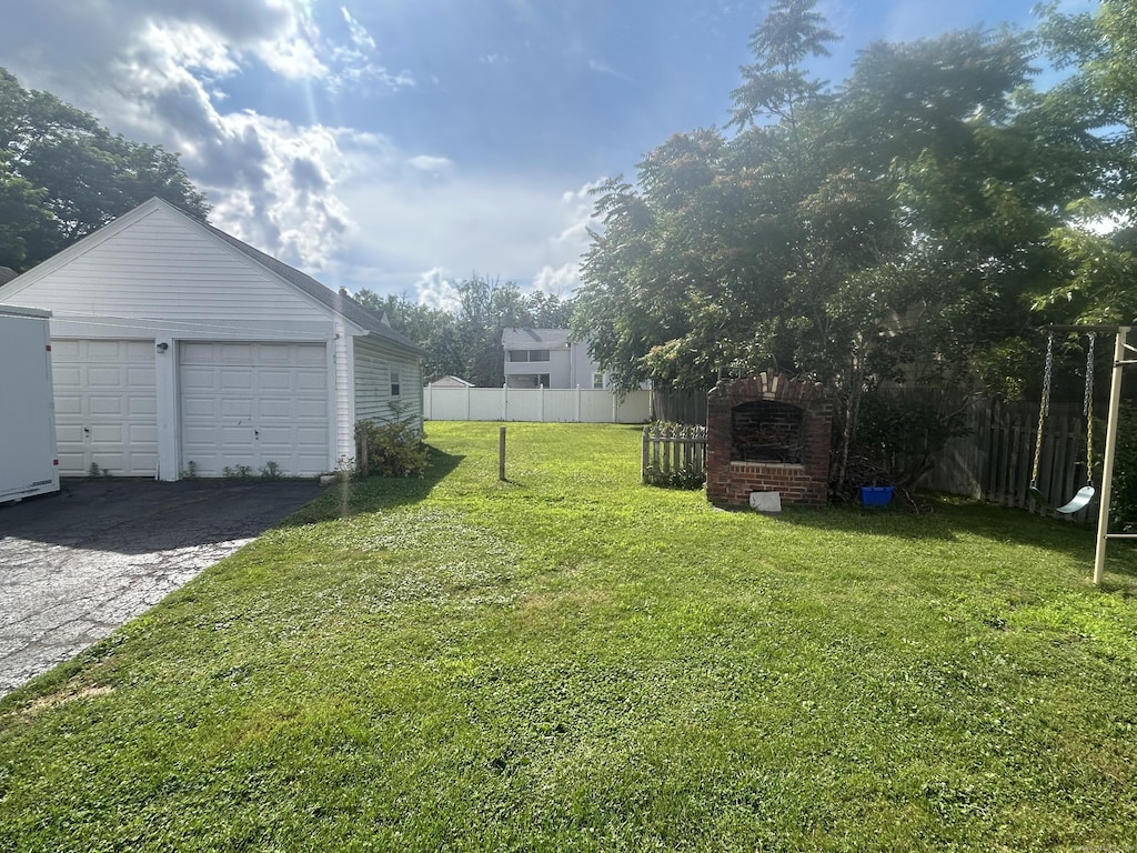 21 Walter Pl, East Hartford, CT 06108 - view of yard with an outbuilding and a garage