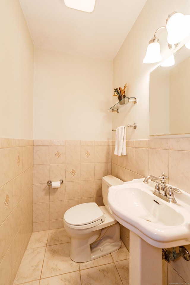 10 Thomas St, Windsor Locks, CT 06096 - bathroom featuring tile walls, wainscoting, and tile patterned floors