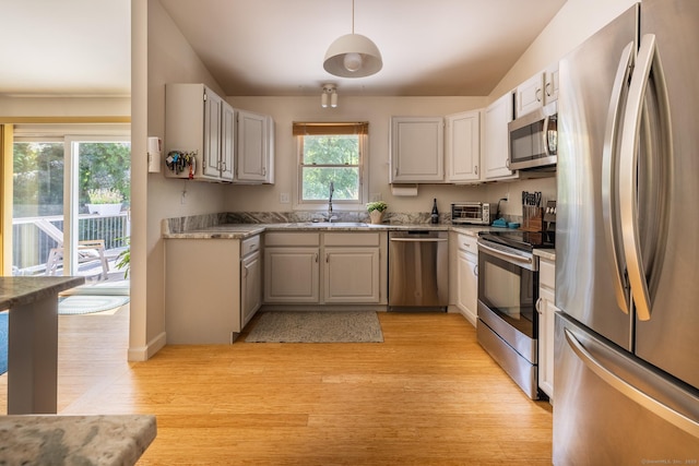 111 Nicole Dr, Milford, CT 06460 - kitchen featuring stainless steel appliances, light wood-style flooring, and lofted ceiling