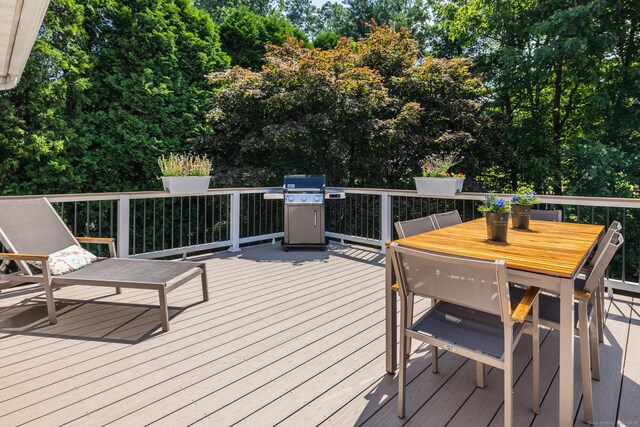 111 Nicole Dr, Milford, CT 06460 - deck with outdoor dining space