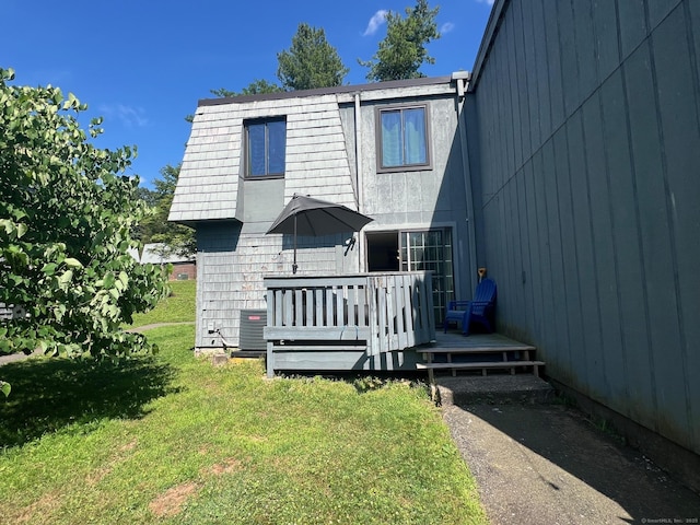 122 Trolley Crossing Ln Unit 122, Middletown, CT 06457 - rear view of house with a wooden deck and a lawn