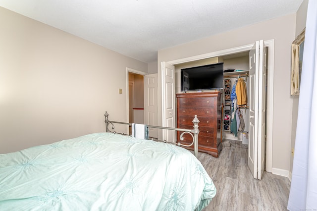 708 Lake Vista Dr Unit 708, East Hampton, CT 06424 - bedroom featuring light wood-style flooring and a walk in closet