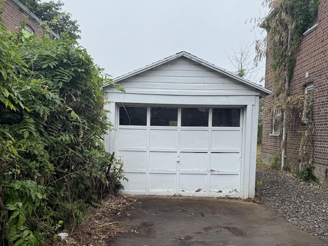 27 Longview Ave, Fairfield, CT 06824 - detached garage featuring concrete driveway