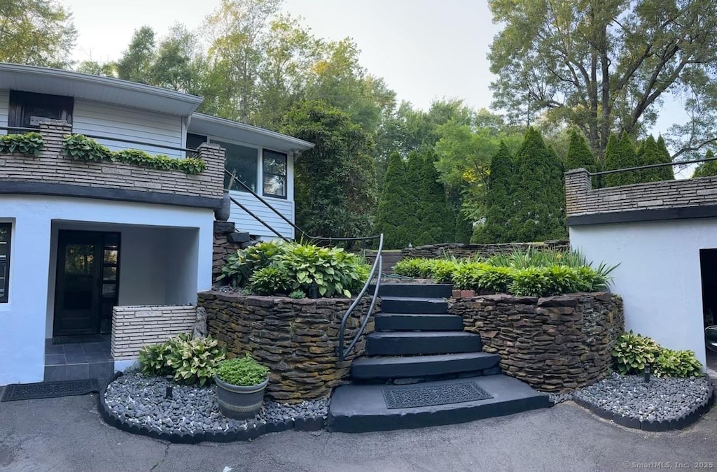 5 Old Orchard Rd, Bloomfield, CT 06002 - doorway to property