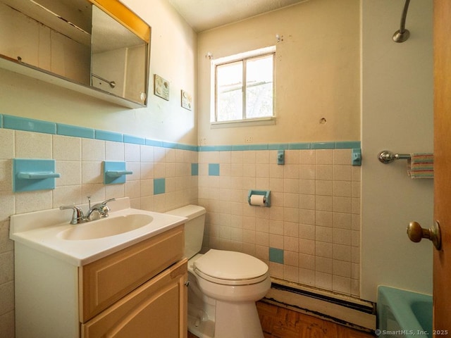 466 Middeltown Ave Unit 17, New Haven, CT 06513 - bathroom with baseboard heating, tile walls, vanity, wainscoting, and a bath