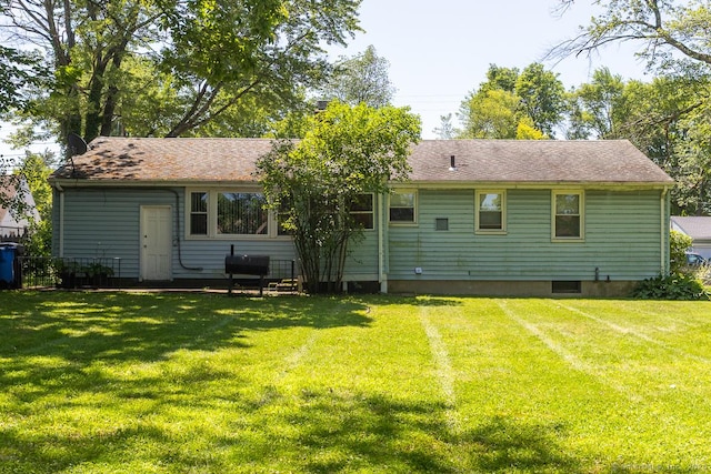 136 Chatham St, Hartford, CT 06112 - rear view of property with a lawn