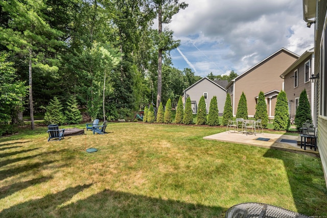21 Hendricks Ln, Simsbury, CT 06070 - view of grassy yard featuring a patio area