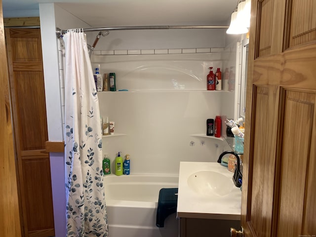28 Union St, Plymouth, CT 06786 - full bathroom featuring shower / bathtub combination with curtain and vanity