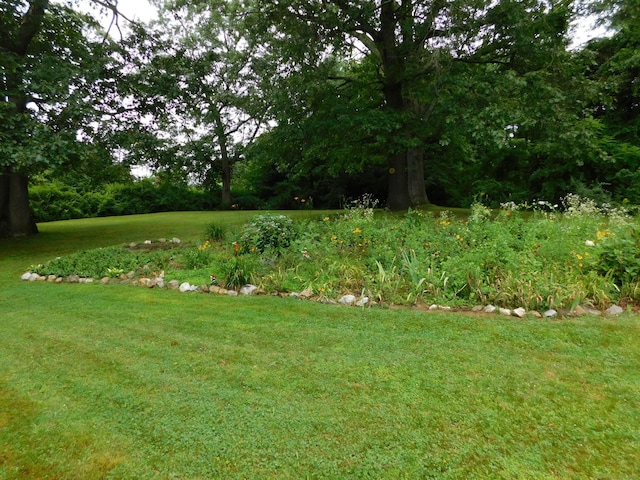 472 Saw Mill Rd, Guilford, CT 06437 - view of grassy yard