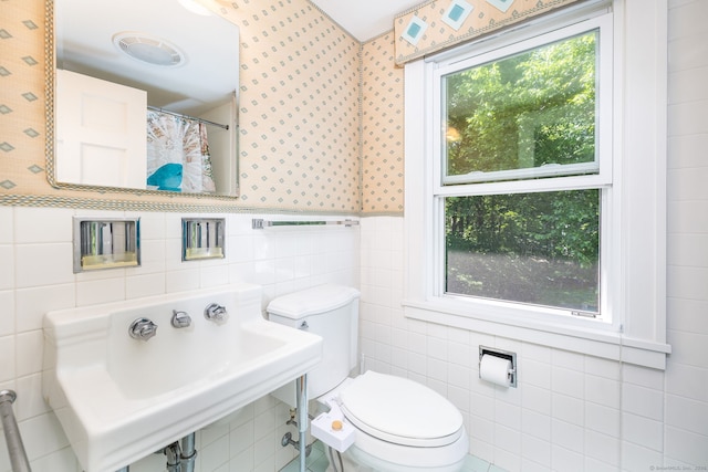 101 Tallmadge Ln, Litchfield, CT 06759 - bathroom featuring tile walls and wallpapered walls
