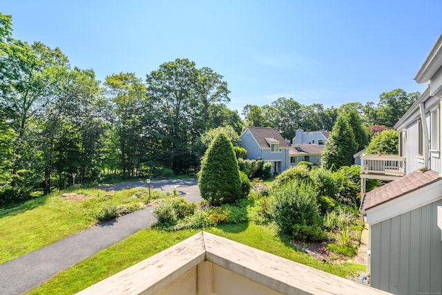 291 Heritage Vlg Unit C, Southbury, CT 06488 - view of yard with a balcony
