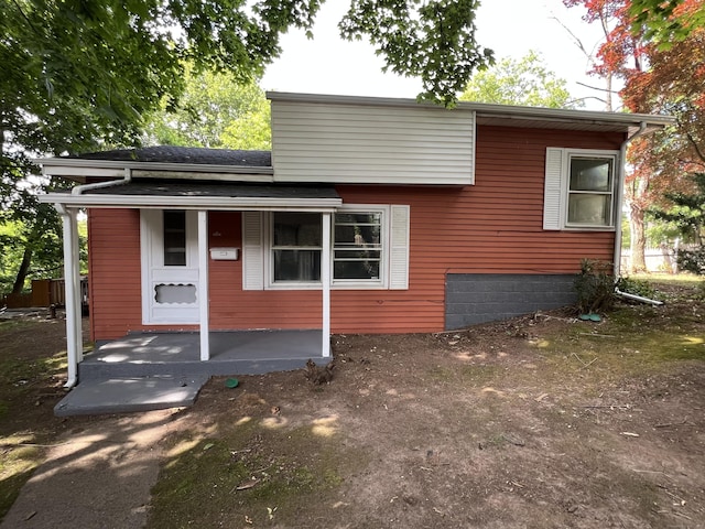 6 Victory Dr, New Haven, CT 06515 - view of front of home featuring a porch