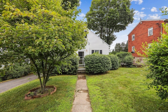 9 Fairfield Ave, Danbury, CT 06810 - view of front facade featuring a front yard