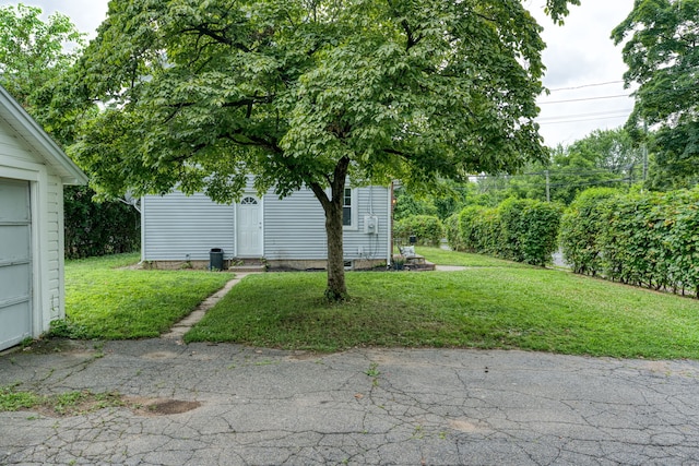 7 Ellsworth St, East Hartford, CT 06108 - view of grassy yard with a garage and driveway