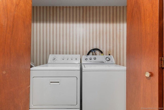 822 New Haven Ave, Milford, CT 06460 - laundry area featuring wallpapered walls and independent washer and dryer