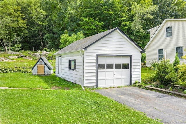 10 Gifford Ln, Norwich, CT 06389 - detached garage with driveway