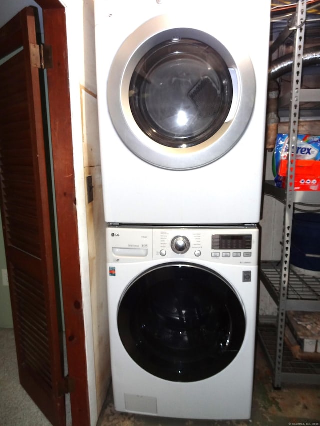 155 Sylvan Knoll Rd, Stamford, CT 06902 - washroom featuring stacked washer / dryer