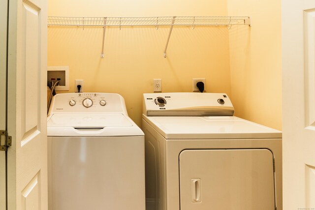 14 Last Leaf Cir Unit 14, Windsor, CT 06095 - laundry area featuring washing machine and dryer