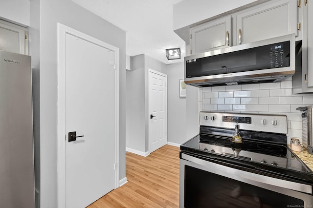 182 Shagbark Dr Unit 182, Derby, CT 06418 - kitchen featuring stainless steel appliances, backsplash, and light wood finished floors