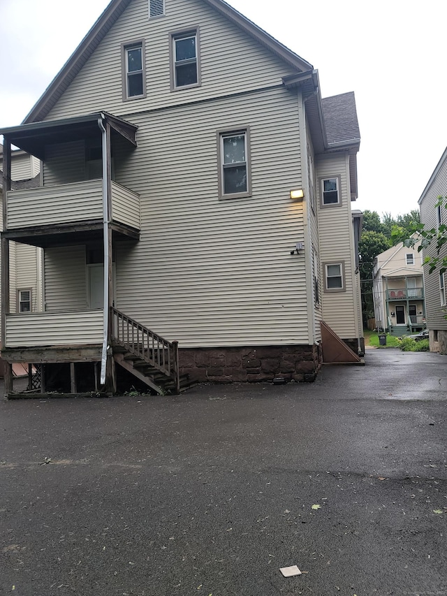 41 Mahl Ave, Hartford, CT 06154 - rear view of house with a balcony