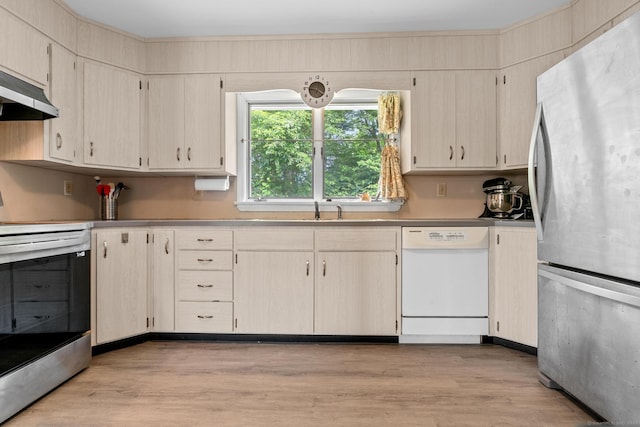 61 Mansfield Rd, New London, CT 06320 - kitchen with stainless steel appliances, light wood-style floors, under cabinet range hood, and light countertops
