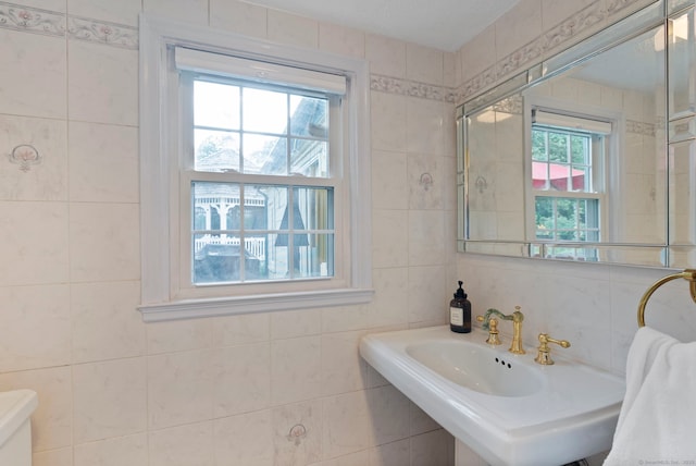 35 Grandview Ter, Wethersfield, CT 06109 - bathroom featuring tile walls