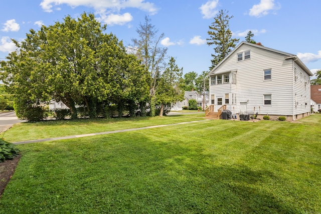 33 Hugh St, West Hartford, CT 06119 - view of green lawn