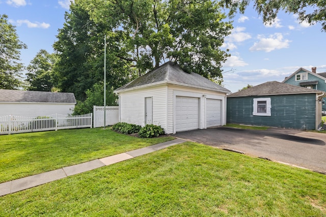 33 Hugh St, West Hartford, CT 06119 - view of detached garage