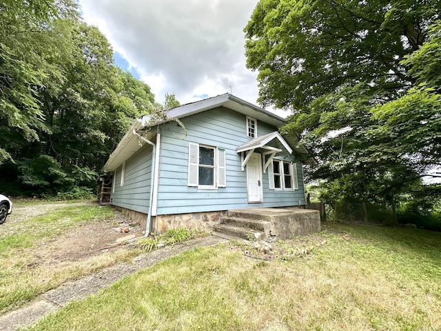 155 Waverly Rd, Shelton, CT 06484 - bungalow-style home featuring a front lawn