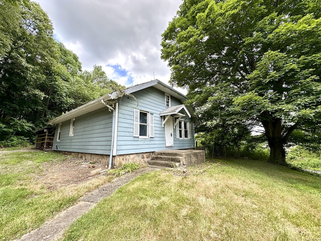 155 Waverly Rd, Shelton, CT 06484 - bungalow with a front lawn