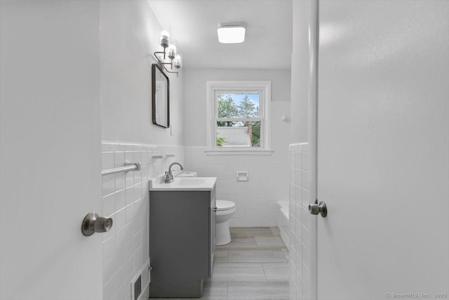 230 Green Rd, Manchester, CT 06042 - full bath featuring vanity, tile walls, wainscoting, and shower / bath combination
