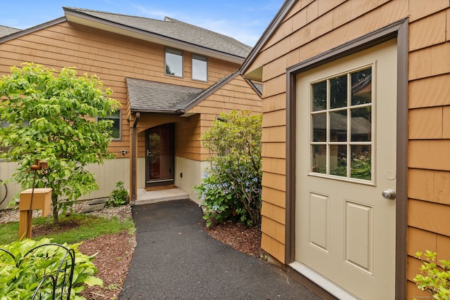 28 Biltmore Park Unit 28, Bloomfield, CT 06002 - property entrance featuring a shingled roof