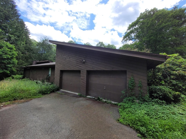 1 Kaylyn Ln, Sherman, CT 06784 - garage with driveway