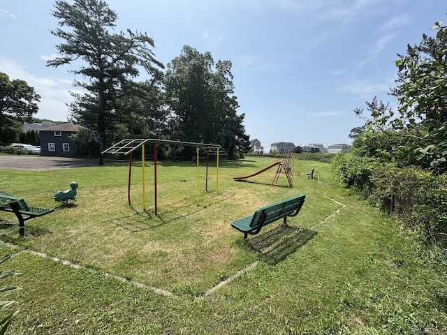 2 Sherwood St, Branford, CT 06405 - surrounding community with a yard