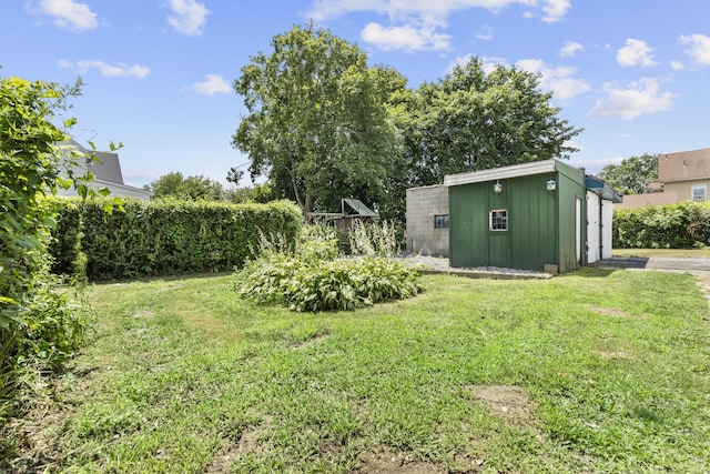 124 Geddes Ter, Waterbury, CT 06708 - view of grassy yard featuring an outbuilding