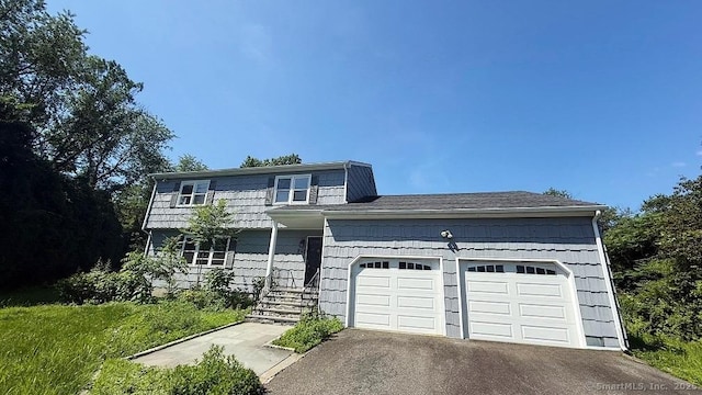 view of front facade with a garage and driveway