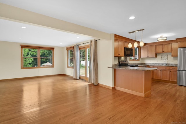 170 Scantic Meadow Rd, South Windsor, CT 06074 - kitchen featuring stainless steel appliances, healthy amount of natural light, light wood finished floors, a peninsula, and recessed lighting