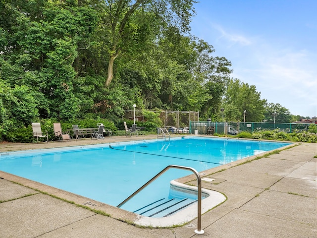 2600 Park Ave Unit 6H, Bridgeport, CT 06604 - community pool with a patio area