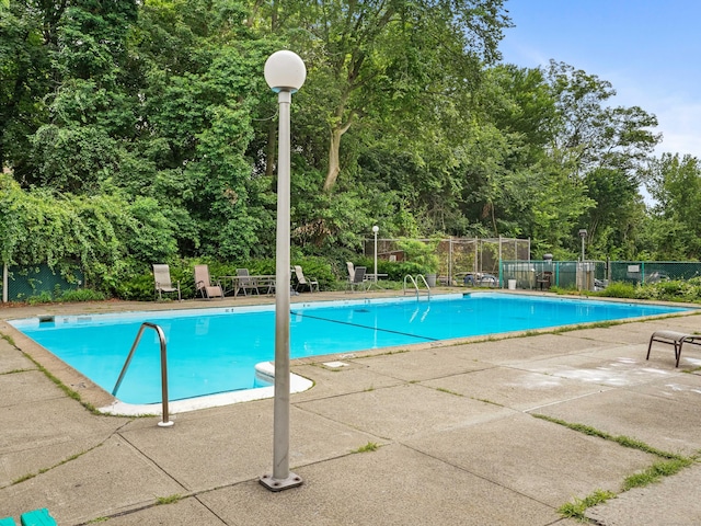 2600 Park Ave Unit 6H, Bridgeport, CT 06604 - community pool with a patio