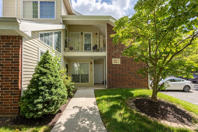 289 Carriage Crossing Ln Unit 289, Middletown, CT 06457 - view of exterior entry featuring a balcony and brick siding